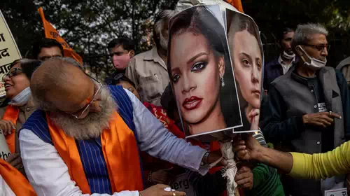 Εξοργισμένοι οι Ινδοί με τη Ριάνα: Πόζαρε γυμνόστηθη φορώντας μενταγιόν με τη μεγαλύτερη θεότητά τους [εικόνα]