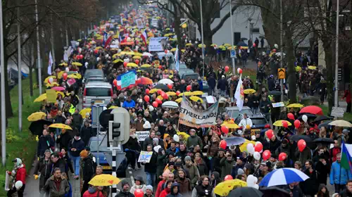 Ολλανδία: Χιλιάδες στους δρόμους κατά των περιορισμών του κορονοϊου [εικόνες]
