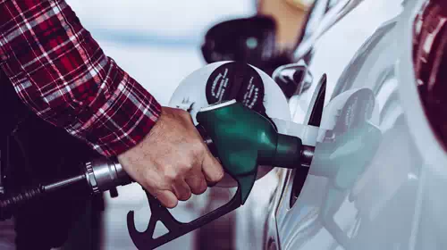 Το παράδοξο των καυσίμων: Οι τιμές εκτοξεύονται αλλά και η κατανάλωση αυξάνεται