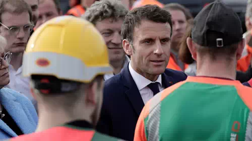 Γαλλικές εκλογές: Κάνει πίσω ο Μακρόν για τις συντάξεις - Ποια είναι η νέα στρατηγική του για να νικήσει τη Λε Πεν