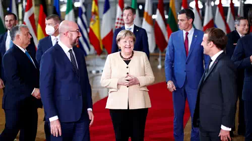 ΕΕ: Η τελευταία Σύνοδος Κορυφής της Ανγκελα Μέρκελ- Την αποθέωσαν με ένα θερμό χειροκρότημα, όρθιοι και οι 26 ηγέτες