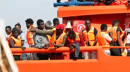 Περίεργο περιστατικό: Αγνωστο πλοίο αποβίβασε 400 μετανάστες στη Σικελία