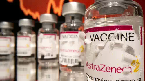 AstraZeneca: Περισσότερα αντισώματα και κατά της Ομικρον όταν το εμβόλιό της χορηγείται ως τρίτη δόση