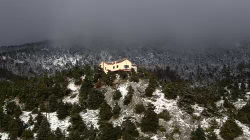 Κακοκαιρία &quot;Λέανδρος&quot;: Επεσαν τα πρώτα χιόνια σε Πάρνηθα, Φλώρινα και Ελασσόνα [εικόνες - βίντεο]