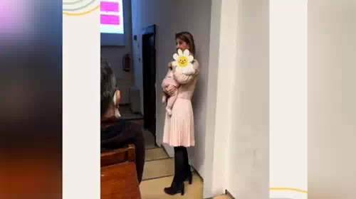 Θεσσαλονίκη: Λέκτορας του ΑΠΘ δίδαξε με το δύο μηνών μωρό φοιτήτριάς της στην αγκαλιά [βίντεο]