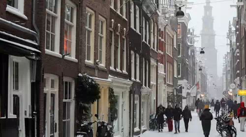 Ολλανδία: &quot;Λευκό πέπλο&quot; τύλιξε το Άμστερνταμ - Ισχυρή χιονοθύελλα σαρώνει τη χώρα [εικόνες]