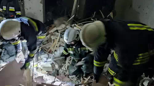 Οδησσός - Θρήνος στα χαλάσματα: 14 νεκροί ανάμεσά τους και παιδιά σε πολυκατοικία που χτυπήθηκε από ρωσικό πύραυλο [εικόνες]