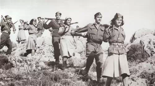 28η Οκτωβρίου: Η φωτογραφία με τους αντάρτες του ΕΛΑΣ που άναψε φωτιές- Αγρια κόντρα Αδωνι- Νίκου Παππά