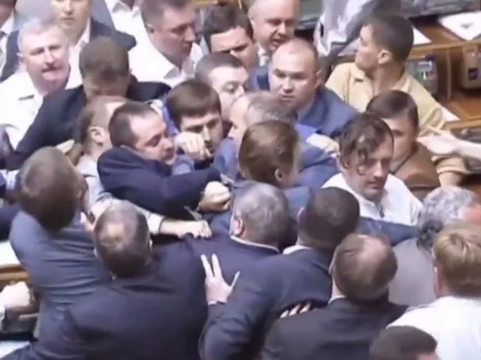 Ουκρανία: Ξύλο στη Βουλή για το Boeing | Διεθνή Ειδήσεις