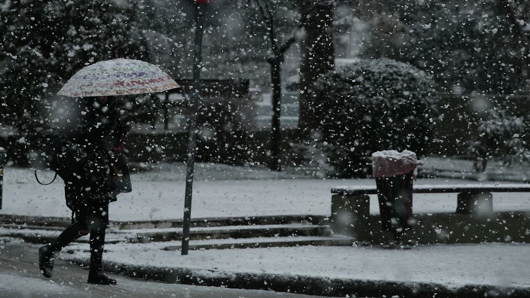Καιρός: Χιόνια ακόμα και μέσα στην Αθήνα μέσα στο Σαββατοκύριακο | Ελλάδα  Ειδήσεις