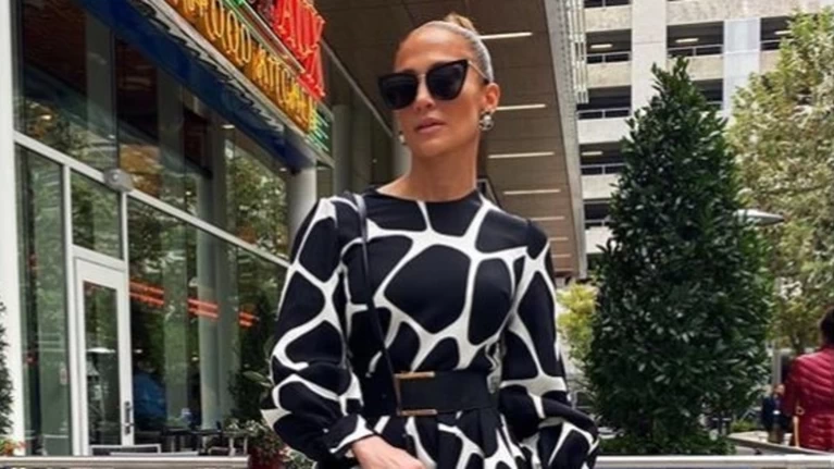 To Entypwsiako Aspromayro Streetstyle Ths Lopez Me Valentino