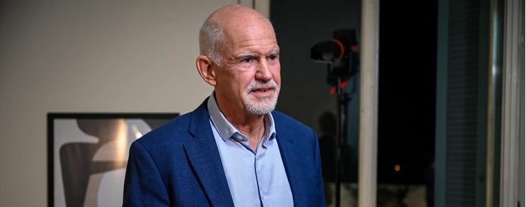 H Megalh Epistrofh Toy Giwrgoy Papandreoy Pairnei Fwtia H Koyrsa Diadoxhs Politikh Eidhseis