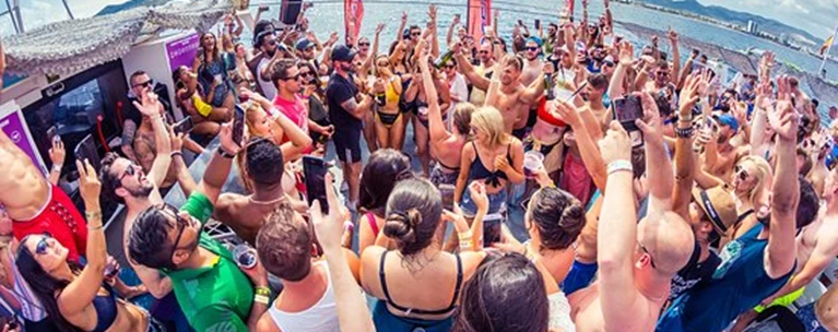 Ti Symbainei Telika Sth Mykono Me Ton Koronoio Pws Ta Parti Typoy Impiza Ellada Eidhseis