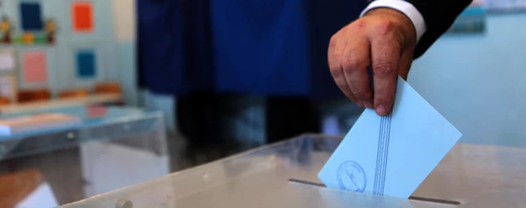 Στην τελική ευθεία για την κάλπη με το βλέμμα στα γκάλοπ