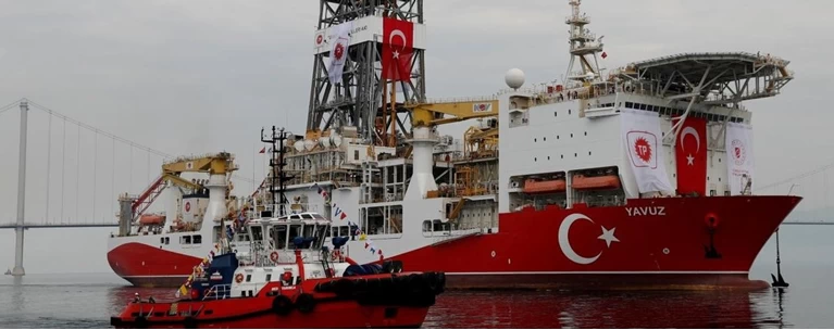 Κυπριακή ΑΟΖ: Αποχώρησε και περιμένει εντολές το «Γιαβούζ»