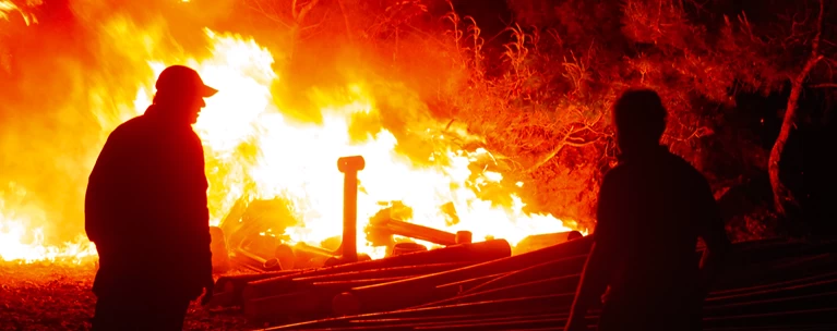 Πύρινη κόλαση στον Σχίνο Κορινθίας: Κάηκαν σπίτια - Εκκενώθηκαν οικισμοί... | Ελλάδα Ειδήσεις