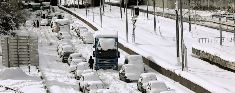 Αττική οδός αυτοκίνητα μέσα στο χιόνι