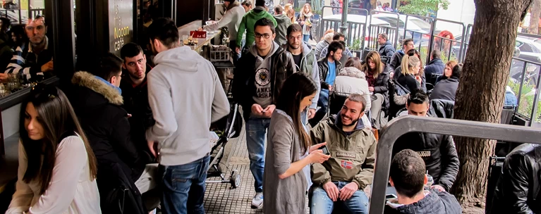 Κόσμος σε καφετέρια