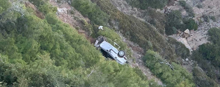 Κερατέα - Αυτοκίνητο στον γκρεμό