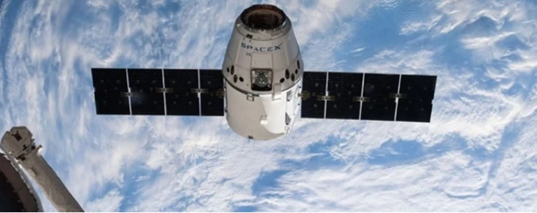 Στον Διεθνή Διαστημικό Σταθμό η κάψουλα Dragon της SpaceX