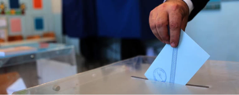 Όλα τα όπλα στο τραπέζι στην τελική ευθεία προς τις κάλπες