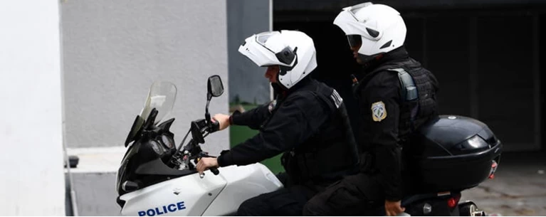 Επίθεση αγνώστων με καδρόνια σε ομάδα της ΔΙΑΣ έξω από τον ΑΣΟΕΕ