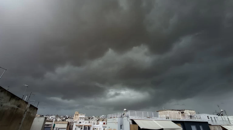 Κακοκαιρία: Σκοτείνιασε ο ουρανός της Αθήνας - Ξέσπασε σφοδρή καταιγίδα... | Ελλάδα Ειδήσεις