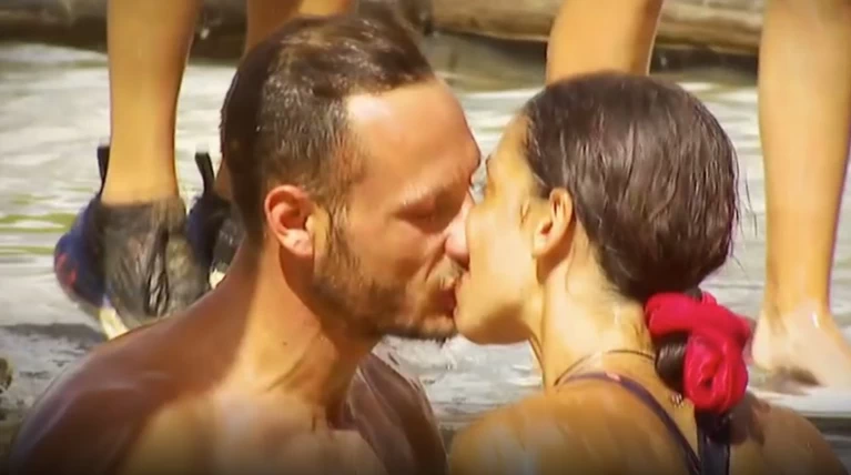 Survivor: Μυριέλλα Κουρεντή και Γιώργος Κατσαούνης δίνουν το πρώτο τους φιλί
