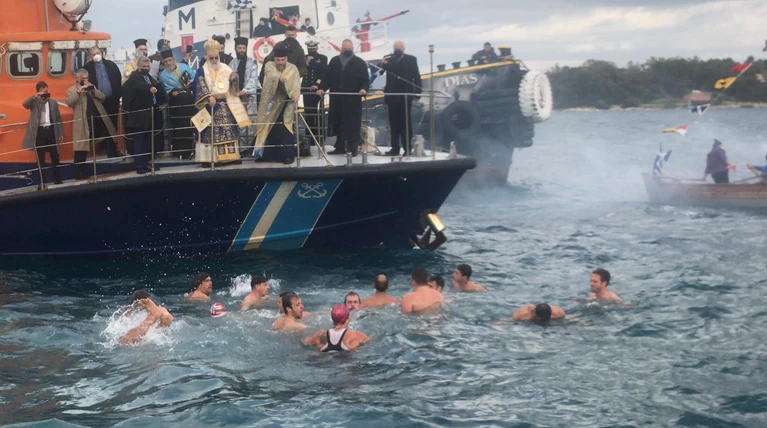 Βυθίστηκε&quot; ο Σταυρός στην Κέρκυρα: Κολυμβητές &quot;πάλεψαν&quot; για δέκα λεπτά  στα... | Ελλάδα Ειδήσεις