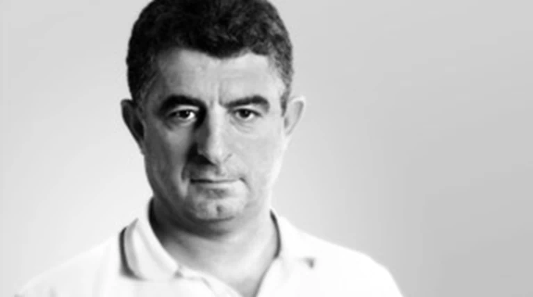Γιώργος Καραϊβάζ: Ποιος ήταν ο γνωστός δημοσιογράφος που δολοφονήθηκε στον  ... | Ελλάδα Ειδήσεις