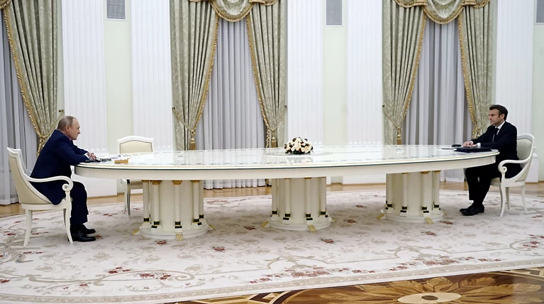 Μακρόν Πούτιν τραπέζι