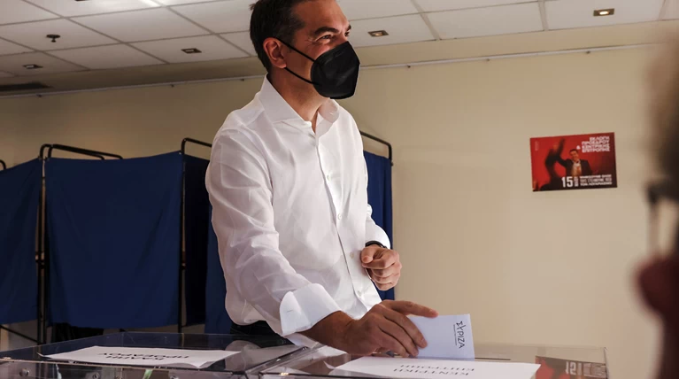 Ο Τσίπρας ψηφίζει στον σύριζα