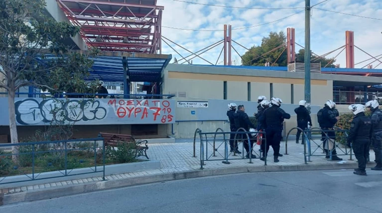 Παρέμβαση αντιεξουσιαστών στα κεντρικά γραφεία της ΝΔ - Πέταξαν τρικάκια και σήκωσαν πανό για τον Κουφοντίνα