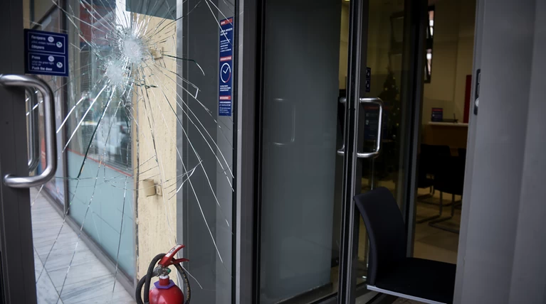 Τράπεζα Επίθεση Σπασμένο Τζάμι
