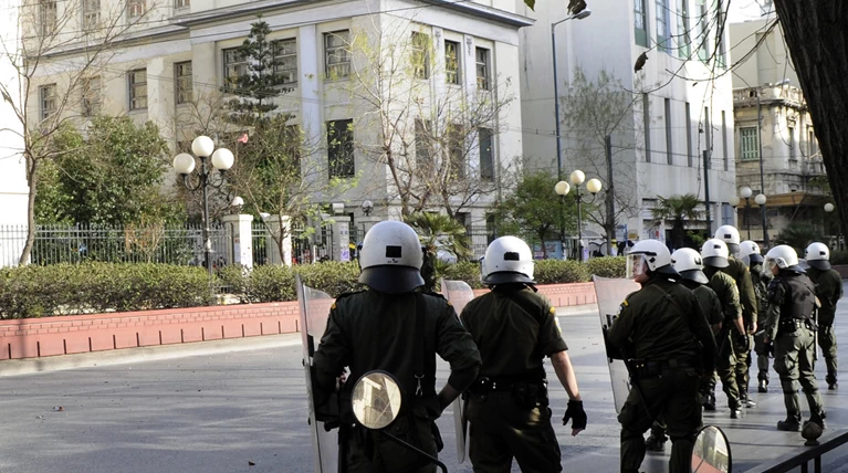 Πετροπόλεμος στην ΑΣΟΕΕ
