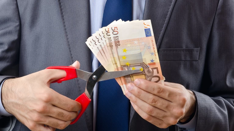 Νέο ψαλίδι σε αποδοχές στο δημόσιο