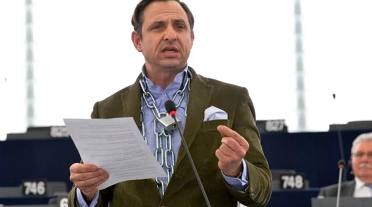 Ρέσλερ που είσαι να δεις τον βουλευτή σου...