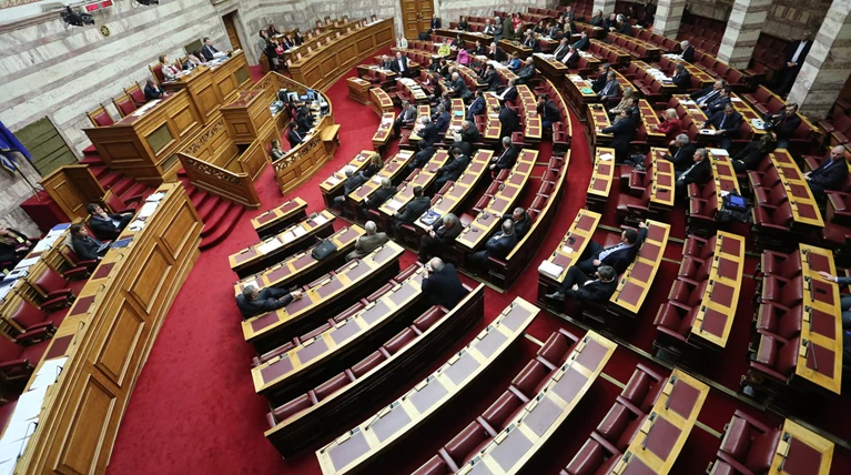 Κόντρα στη Βουλη για το νομοσχέδιο «σκούπα»