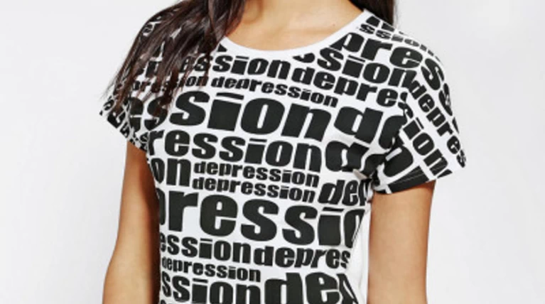 Η Urban Outfitters απέσυρε μπλούζα της μετά την κατακραυγή στο Twitter