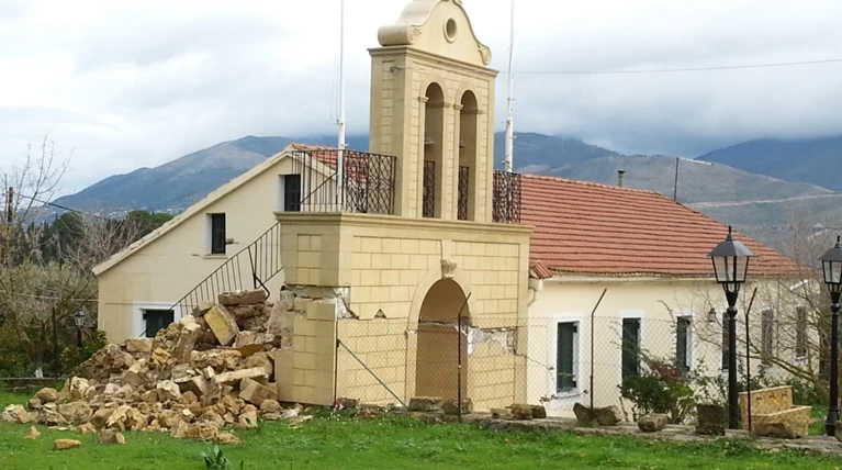 Χορεύει με τον Εγκέλαδο η Ελλάδα- Μετρά τις πληγές της η Κεφαλονιά