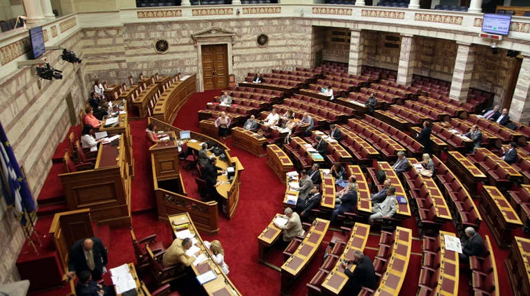 Αποχώρησαν από τη Βουλή ΣΥΡΙΖΑ και ΚΚΕ