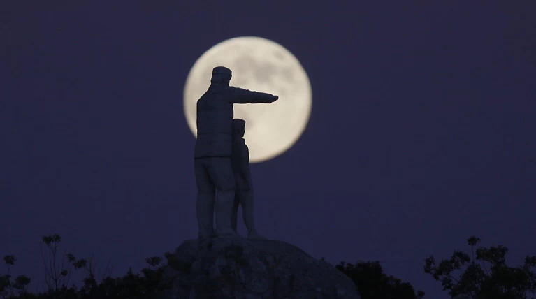 Η Αυγουστιάτικη πανσέληνος παίζει με τα χρώματα