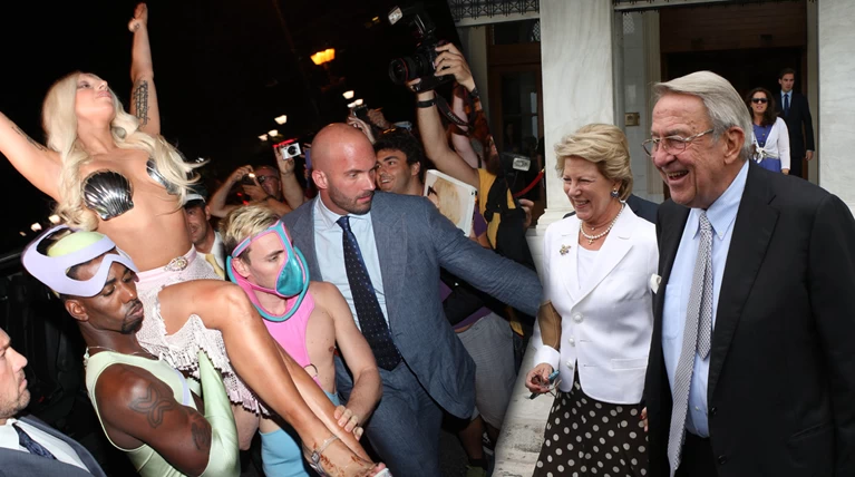 Οταν η Lady Gaga συνάντησε τον... τέως βασιλιά Κωνσταντίνο