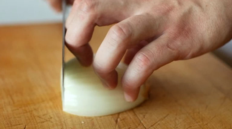 Πώς κόβουμε το κρεμμύδι και το σκόρδο #knifeskills