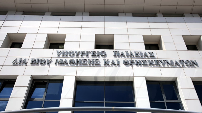 Εισβολή κουκουλοφόρων στο υπουργείο Παιδείας