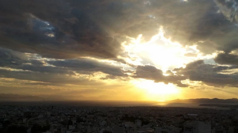 Καιρός: Αίθριος με αραιές νεφώσεις