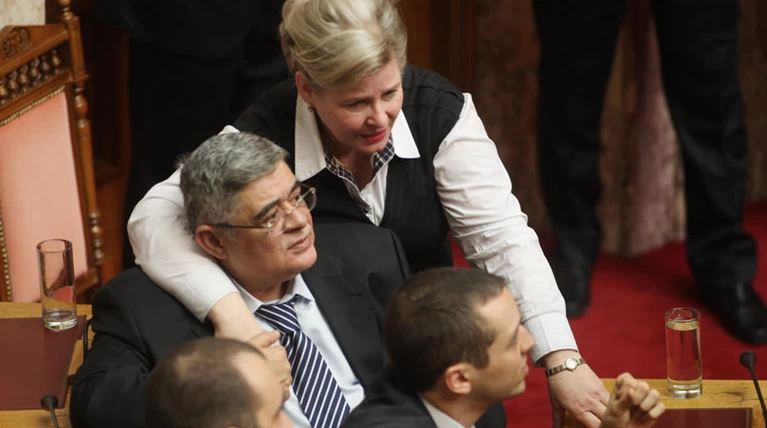 Ο εναγκαλισμός της Ζαρούλια στον σύζυγό της Νίκο Μιχαλολιάκο.