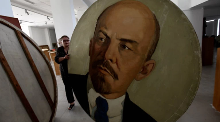 Αντιπρόεδρος της Βουλής ψάχνει πίνακες να ταιριάζουν με πορτρέτο του Λένιν