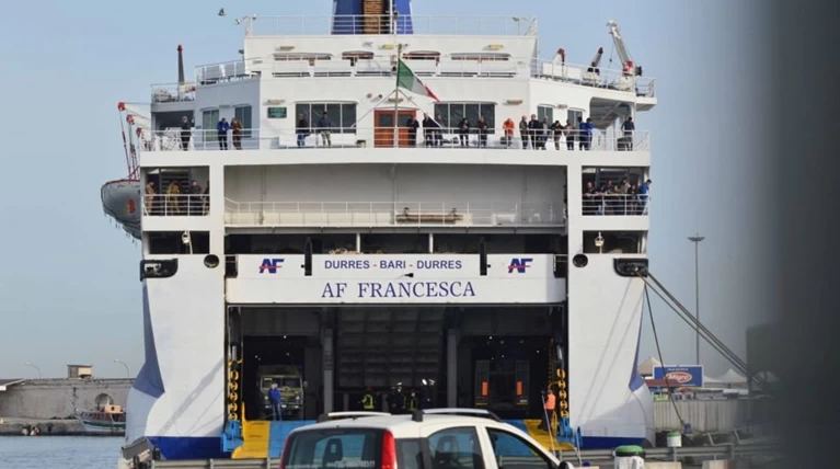 Ιταλία: Επέστρεψε το φλεγόμενο πλοίο στο Μπάρι