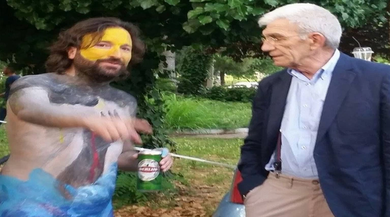 O Μπουτάρης φωτογραφίζεται με γυμνό ποδηλατοδρόμο